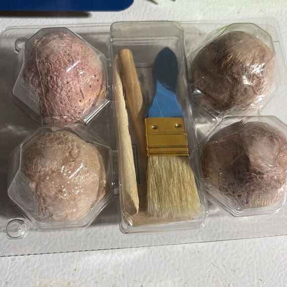 Dr. Hunters Dino Teeth Replica Collection & ArtSkills Dino Eggs Excavation Kit - Picture 4 of 10